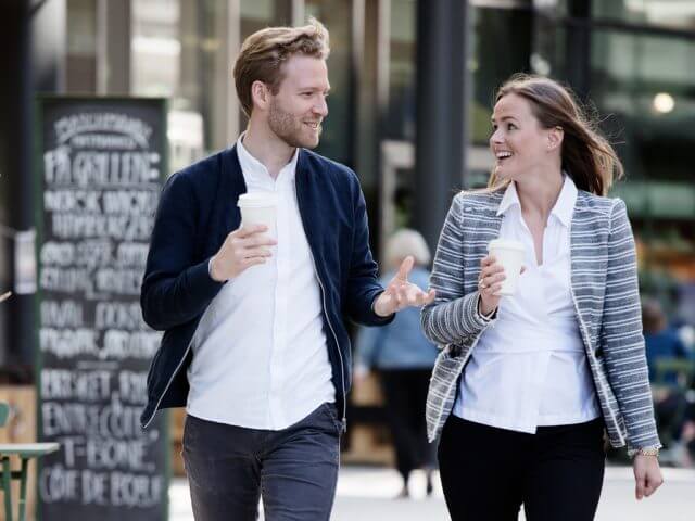 Prominent People - manvrouwwandelenpraten1024x768 640x480 1