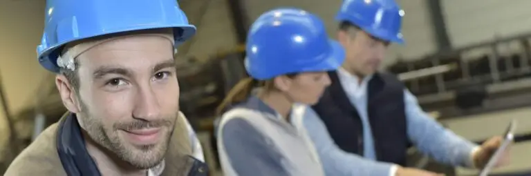 Technici met veiligheidshelm aan het werk