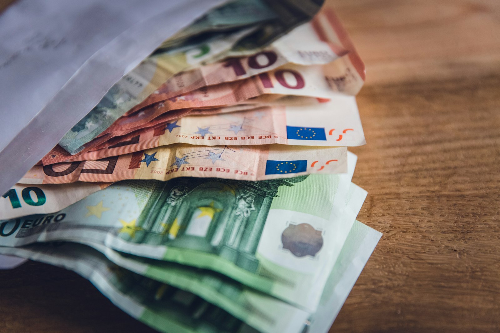 Eurobiljetten op een houten tafel